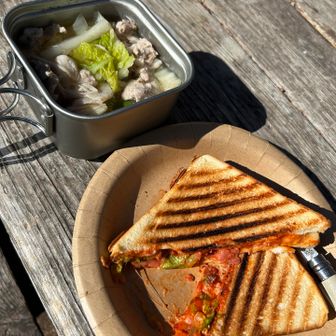 展望台でプチ山忘年会😋
ホットサンドと鍋🍲