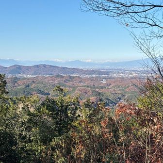 官ノ倉山からの眺望。苗場山です。