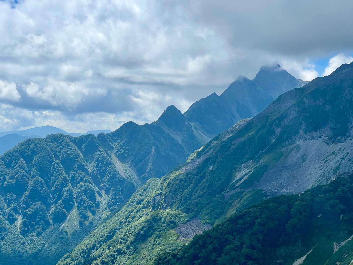 恐竜の背びれ🦕・・・前穂高岳北尾根

一般登山者を寄せつけないほどの岩稜で険しい（らしい）⛰️⛰️⛰️⛰️⛰️⛰️