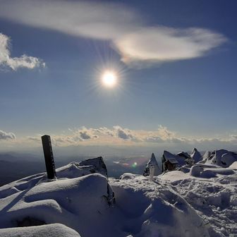 逆光で山頂碑と岩
今思えばここでカップラ食べたかったな～何せ山頂1人占めだったものでね😅
