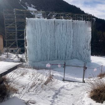 赤岳鉱泉に到着。見えているところは登れそうです。反対側はまだ登れません。