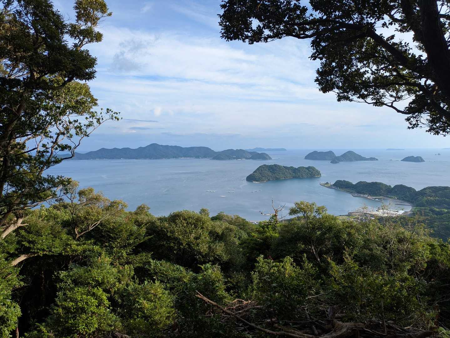40分くらいでビューポイント到着
湖みたいに穏やかな海が美しい︎︎