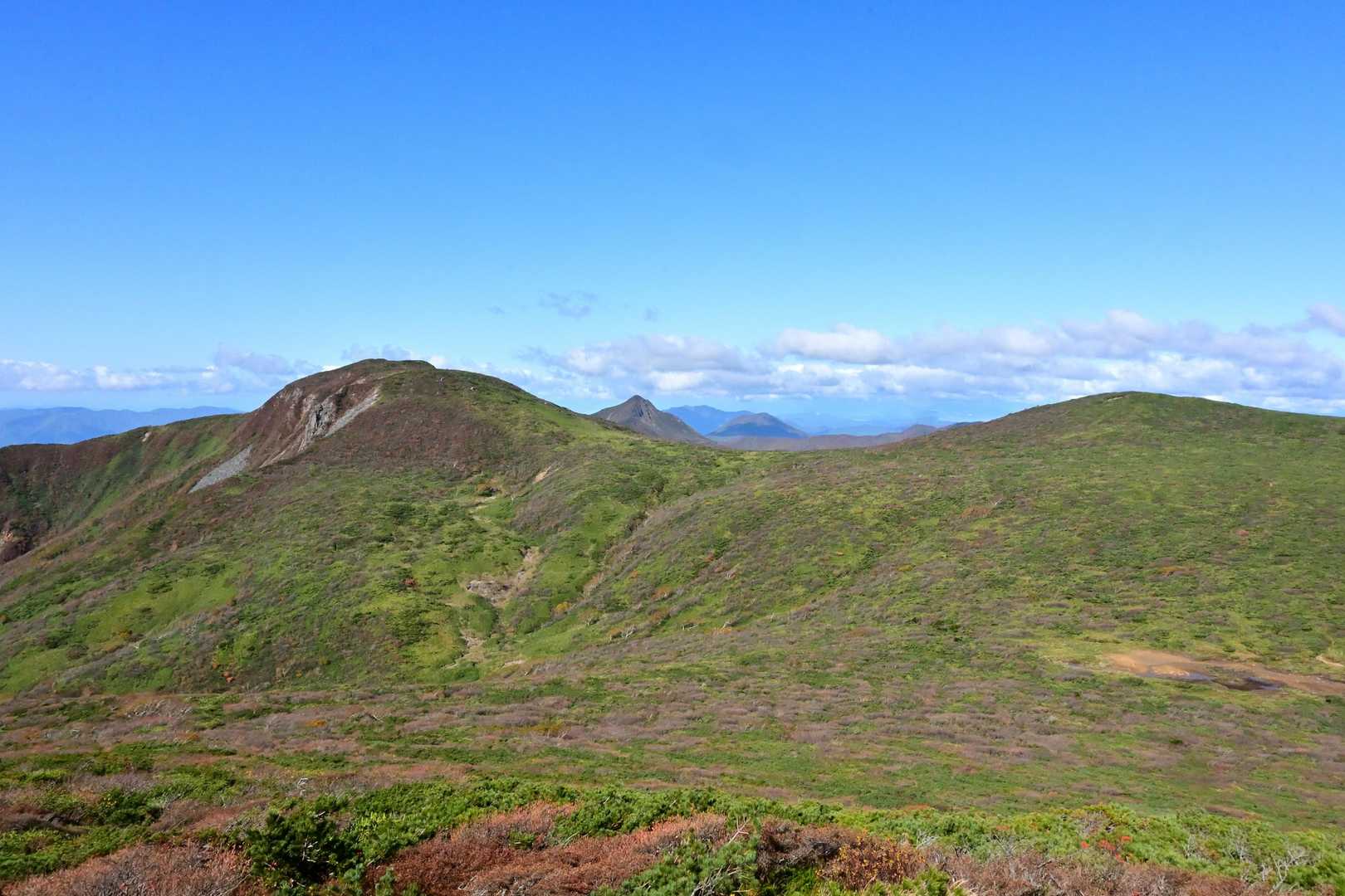 左側のまあるいのが三本槍岳。