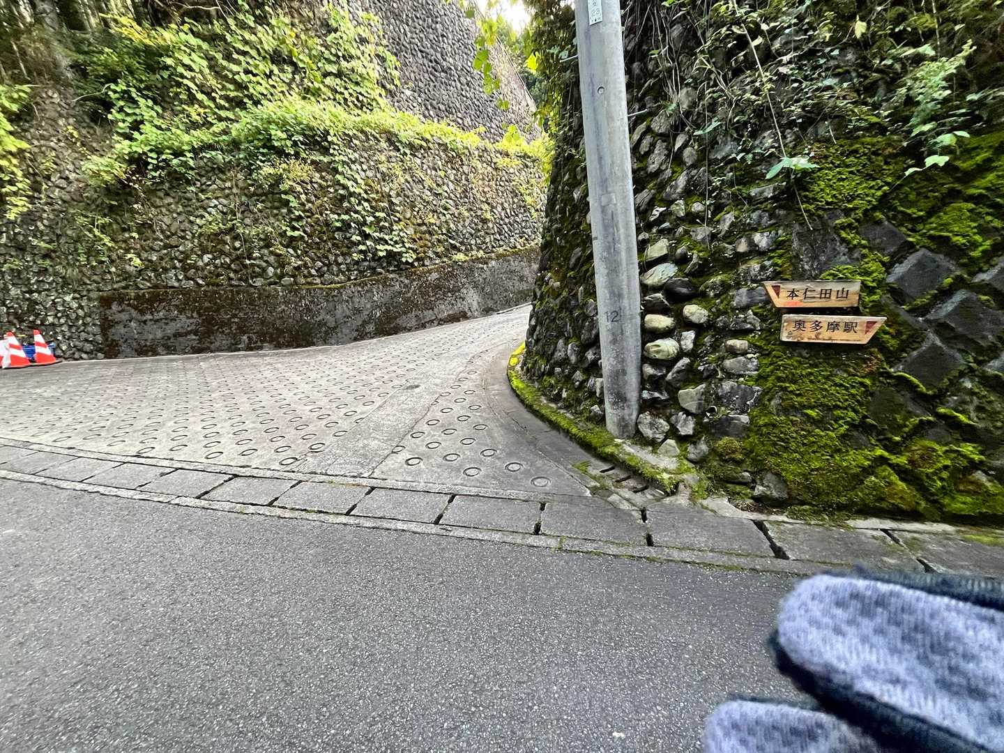 ここを右折ではなくそのまま直進します。みんな間違えるのよねーと地元の方
