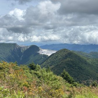 四国カルストの東側を望みます。あちらでは大規模な石灰岩採掘を行っています。
