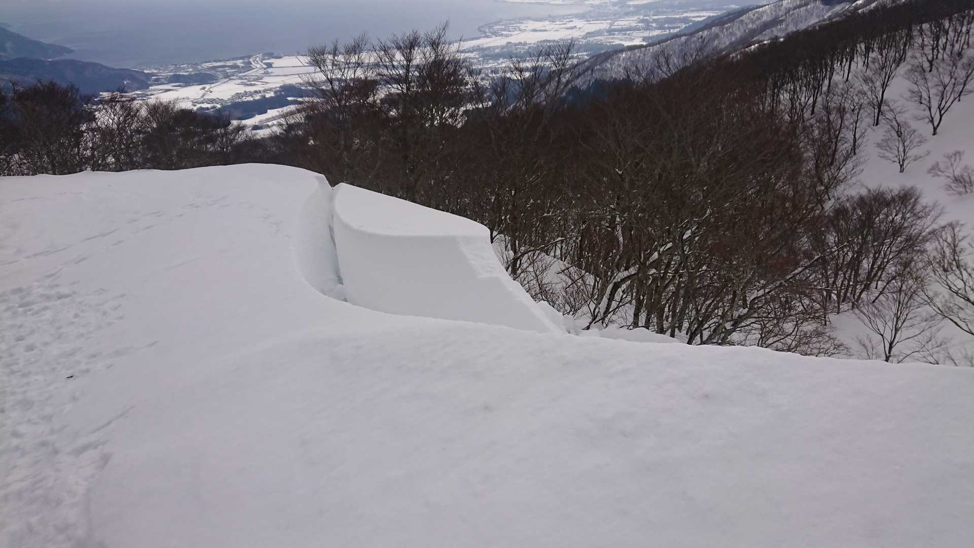 割れた雪庇