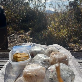 椅子もある✨
ここでお昼食べよ☺️
寒い時におにぎりを温かくしたくて、カイロ入れてみたけど…
今日は暑いくらいだったから、さっぱり効果が分からない😭
