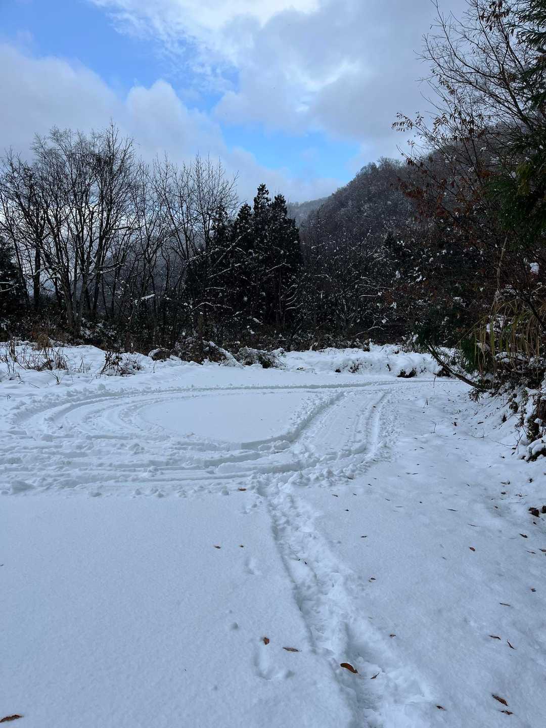 四駆SUVなら登山口の手前まで来れるかな。私はフツーの四駆なので第一駐車場まででした。