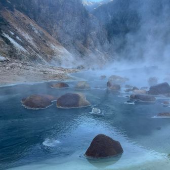 温泉♨️成分で白く🤍なる湯股川