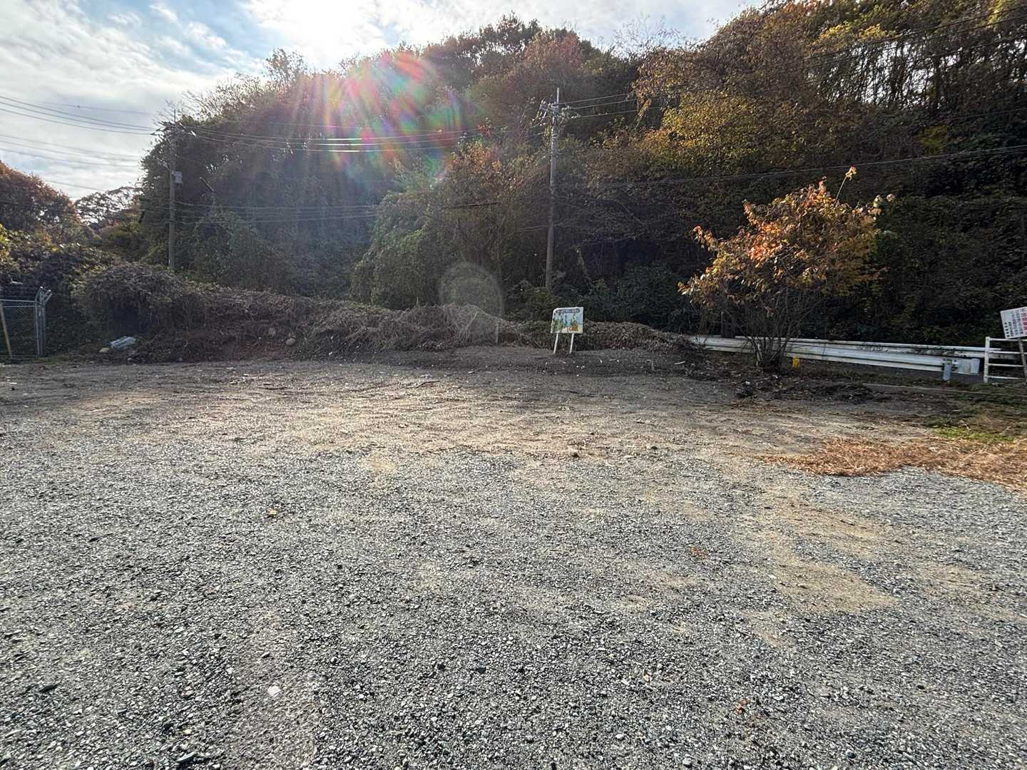 トンネル照明💡更新工事現場ハウス撤退
採石が被っていないエリアはイマイチ盤が締まって
いない様です　車乗り入れ暫く控えた方が良さそう
愛車のタイヤ🛞汚れるしね😁