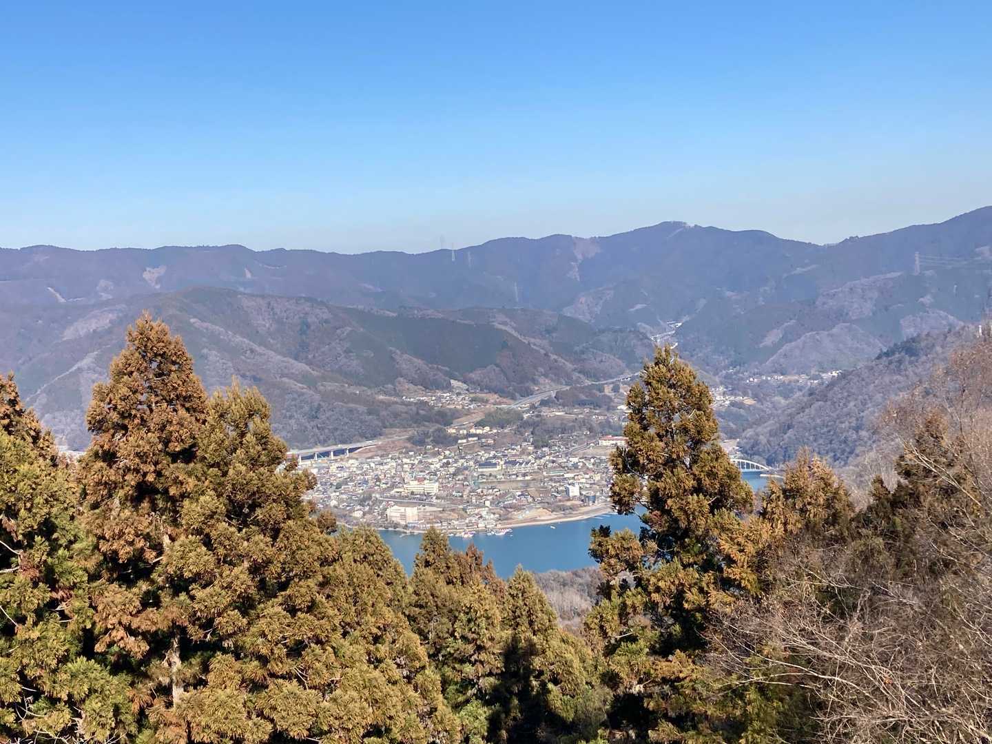 相模湖や高尾山～陣馬山の稜線が一望できます