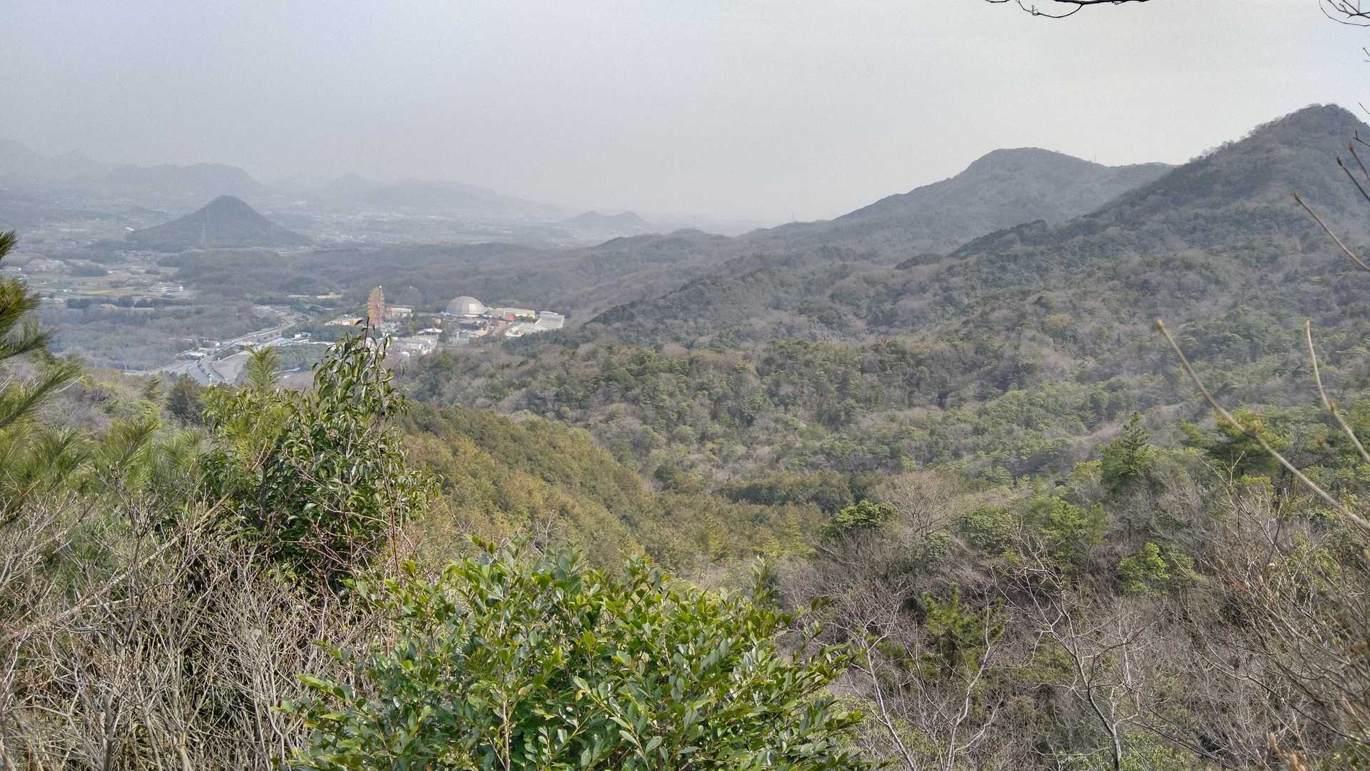 レオマリゾートを見下ろす。
左から讃岐七富士の堤山、大高見峰、猫山。