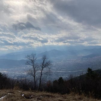 2回目の山頂。　一瞬だけ雨が当たったけれど降る事なく。
