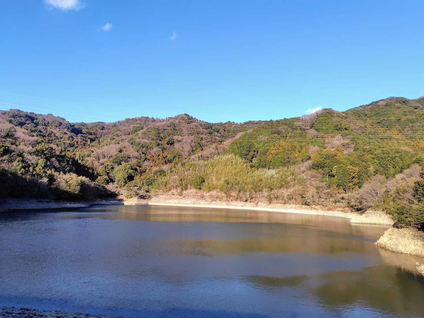 ぐるっと周ってとよおか湖に到着👍
こじんまりとしたダム湖です。