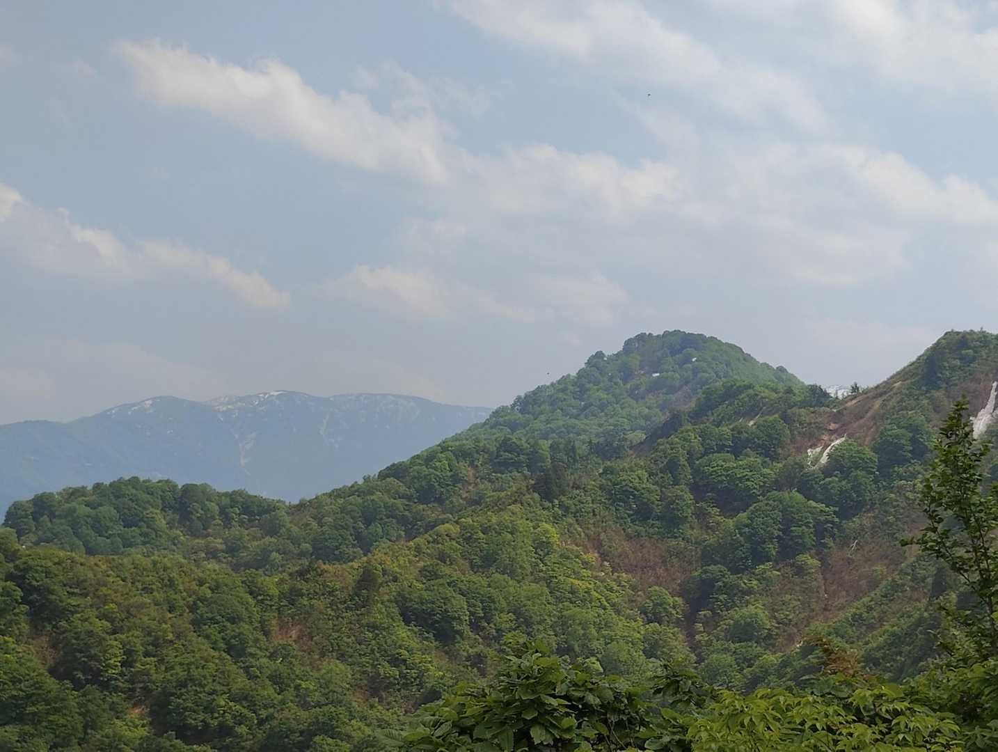 振り返っておむすび山