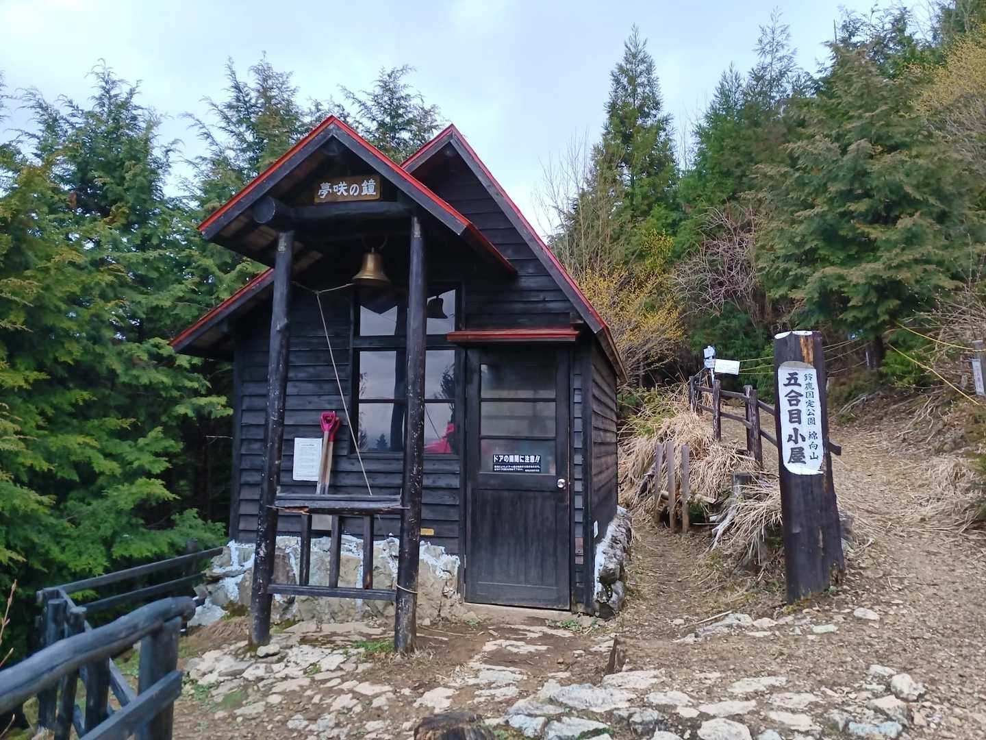 小屋だ！普通に中に入れた。