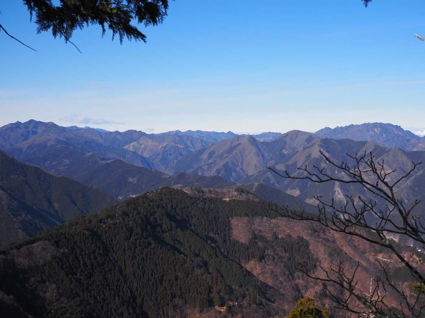 奥宮の裏側に絶景スポット見つけました。下みると怖いけど１人限定スポットです。