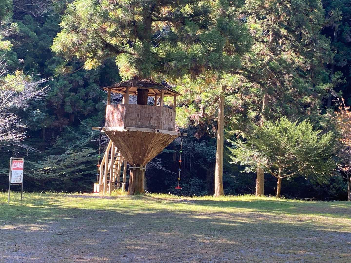 子供が喜びそうな秘密基地
キャンプ場にありました。