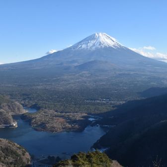 精進湖と子抱き富士をニコンで…
ココこそ私イチオシの絶景ポイント
左右対称で伸びやかなラインが素晴らし過ぎる
