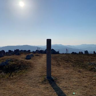 着きました〜
逆光が強くて文字が見えません。