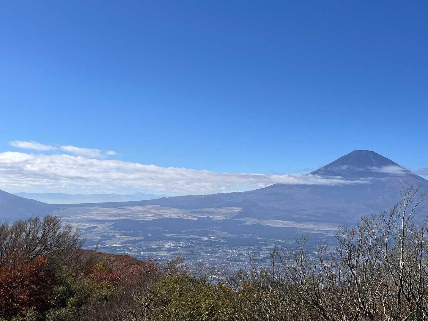 金時山山頂からの富士山🗻､､､👀

ようやく初冠雪の報道があったばかりの富士山だけど､､､まだ黒黒とした山体のまま､､､

それでも朝霧高原へと延びる富士山頂からのなだらかで長大なスカイラインは絶景❗️

その先には、南アルプス方面の山影が見える