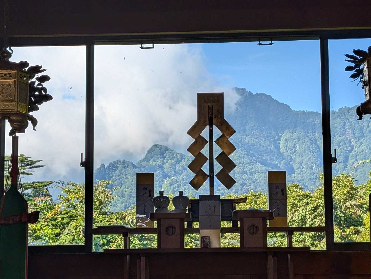 石鎚神社成就社より
ガスに邪魔されていますが、石鎚山ドーン！