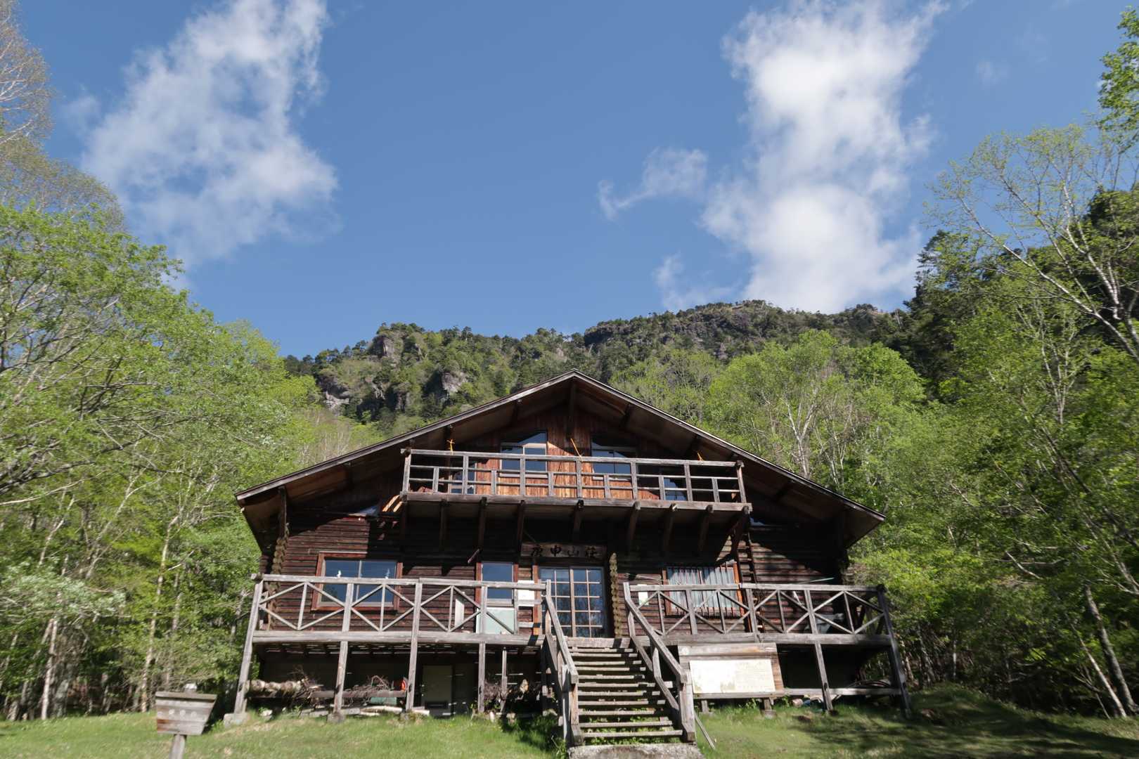 庚申山荘とうちゃく✨
後ろには絶壁の庚申山