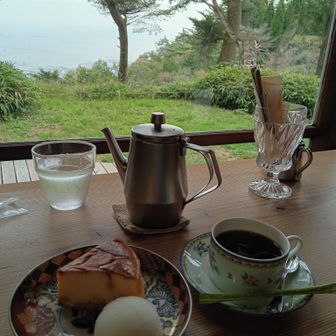 百合珈琲☕とチーズケーキ🍰
外の景色を眺めながら‥
頂きま〜〜す💕
美味しい✌✨️　勝手に　笑顔に😊
来れて良かったです！