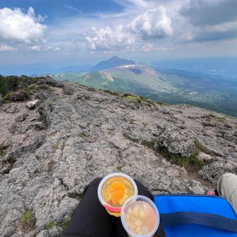 本峰山頂でおやつタイム。
こちらも夏の定番、フルーツゼリー。