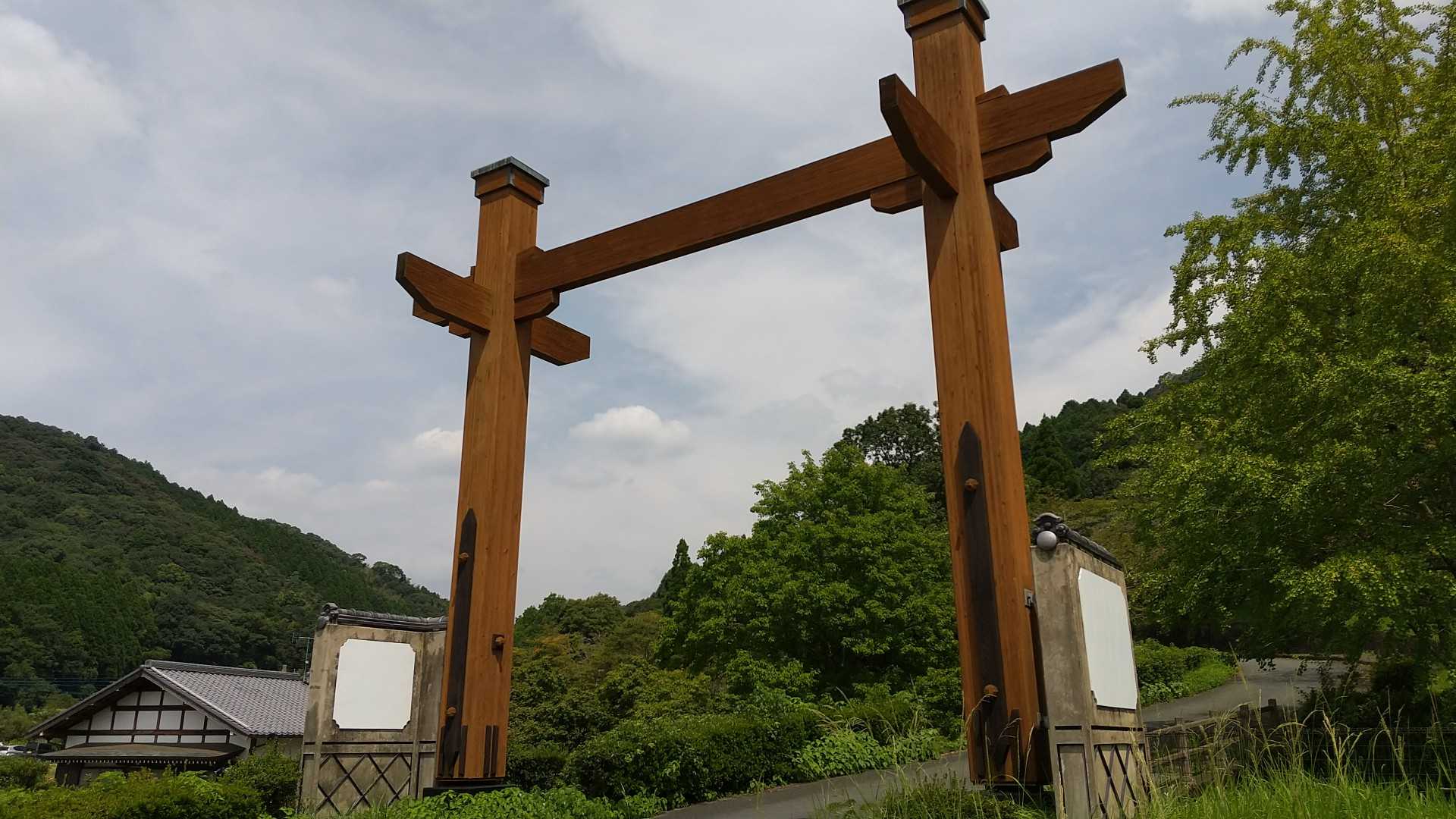 大津公園入口の冠木門(かぶきもん)
手前の駐車場は50台位とめられるみたいです。