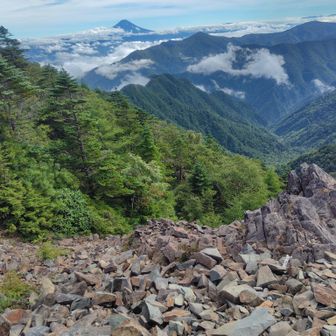 甲武信ヶ岳山頂直下のガレ場から富士山に見送られて下山。