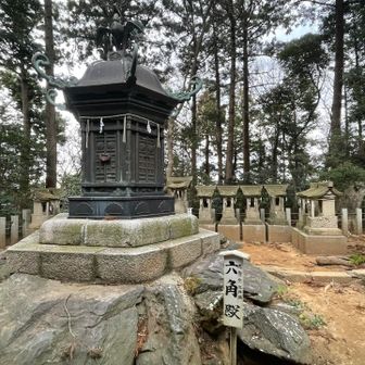 愛宕神社の奥社である飯綱神社には
愛宕山に住んでいたという天狗を祀った十三天狗の祠が静かに並んでいます🙏

奇祭・悪態祭、見てみたい！

