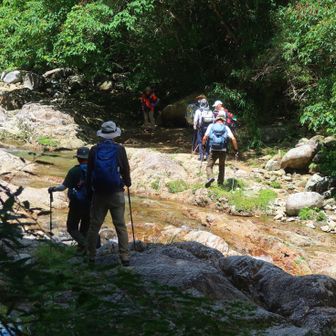 キャンプ場を通過し柚之木峠へ登り返します
沢山の人が川遊びしてました。
