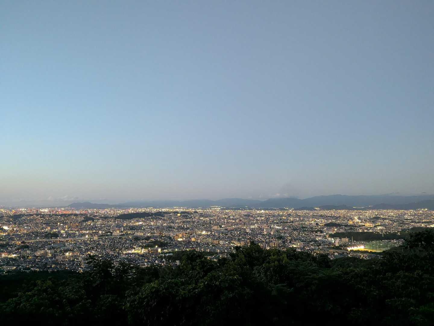 夜景になりかけの片江展望台到着。ほぼ満車で賑わっていました。