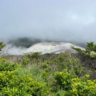 ガスが少し解けて、硫黄山が見えてきた