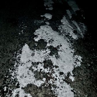 気をつけないとスパイク無しだところびます。結構路面の水が凍ってます。