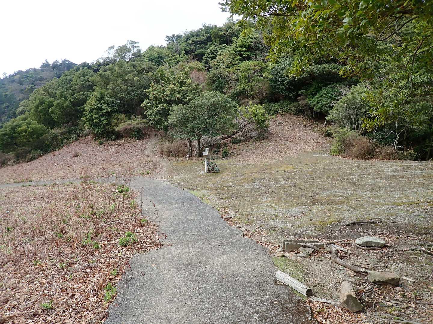 千々峠
ここから平山登山口へ下るルートもあるようですが、
