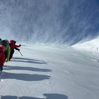 ザンゲ岩を右から巻いて取り付きますが風が凄いっ