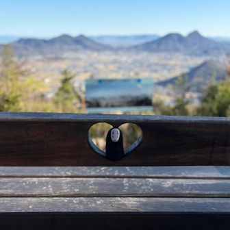 風穴から長い急登が続きます💦…が、
とても整備され落ち葉も掃かれ🍂
至る所にハートのベンチと写真パネルが設置され至れり尽くせりです🥰
愛されてるなぁと実感💕