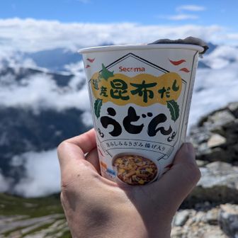 ばばん！今日のメインはこれ🕺
　北海道出張の際に直輸入✌北海道のコンビニの雄、セイコーマートのオリジナル商品です🕺彼も長旅でした😁