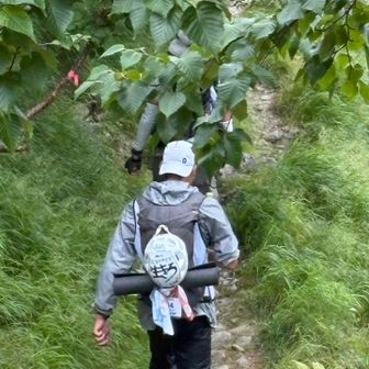 2位通過の湯谷さんのヘルメット「生きろ」