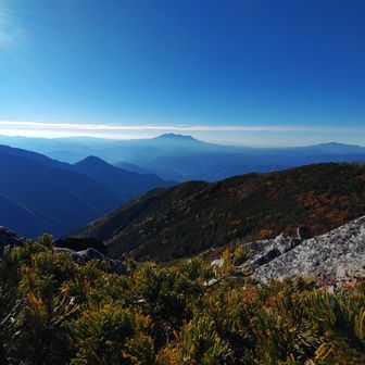 あの形のいい山が赤林山です😊　麦草山の山頂から見る御嶽山も綺麗でしょうね〜😃
