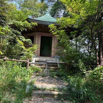 一つ目の、金沢山の山頂に、六角堂がありました