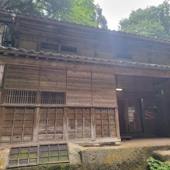 おおかみこどもの花の家🏚️
横に停めてる黄色いスポーツカーは花の車か…えらい派手な車に乗ってるんやな(違うw)
家を撮りたかったのに、車が邪魔すぎるw
車両通行禁止だったと思うんだが…しかも、バッテリー充電してるし。

家の中も入れるみたいだけど、ゲイター外すの面倒なので今回は中は見ずに帰りました。機会があれば中を見に行きたいですね😺
