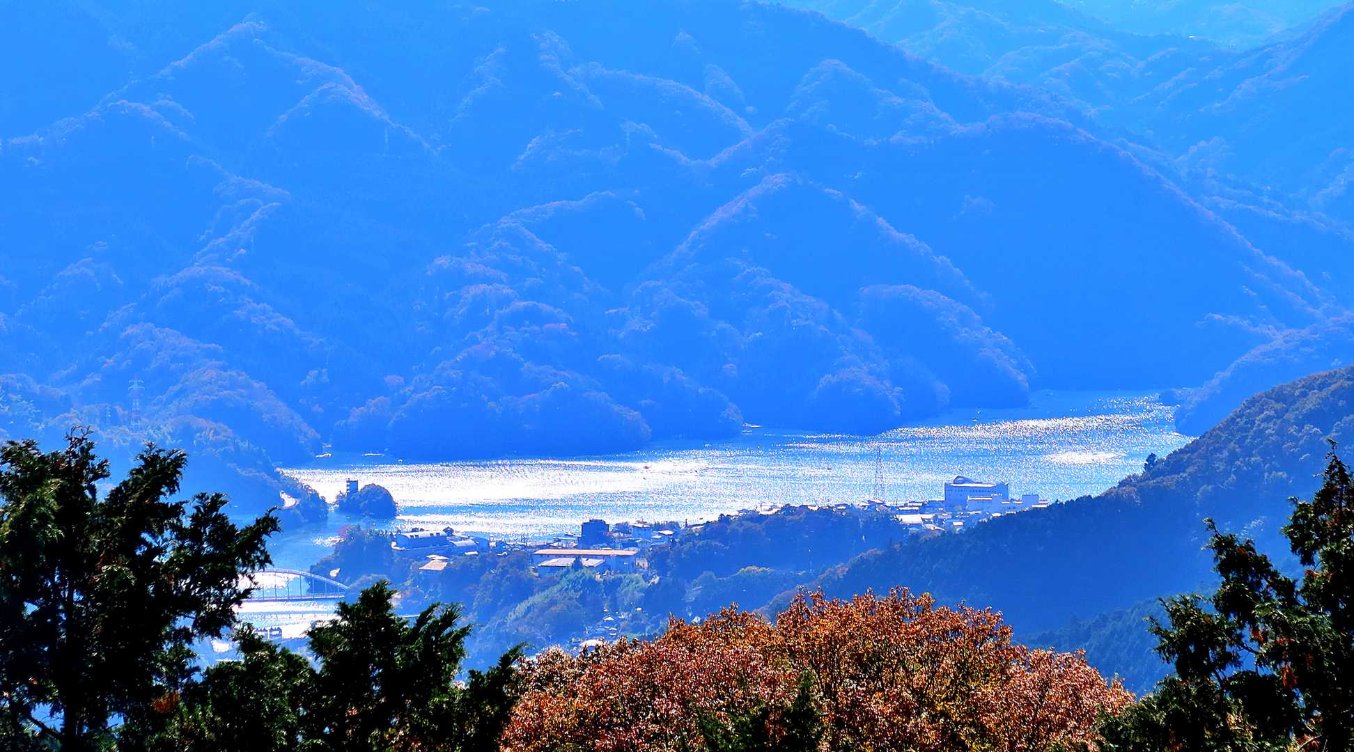 遠く見下ろすと・・・
相模湖はキラキラ✨✨

