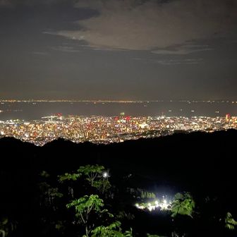 菊水山の急登を登ります。途中で夜景を楽しめます。