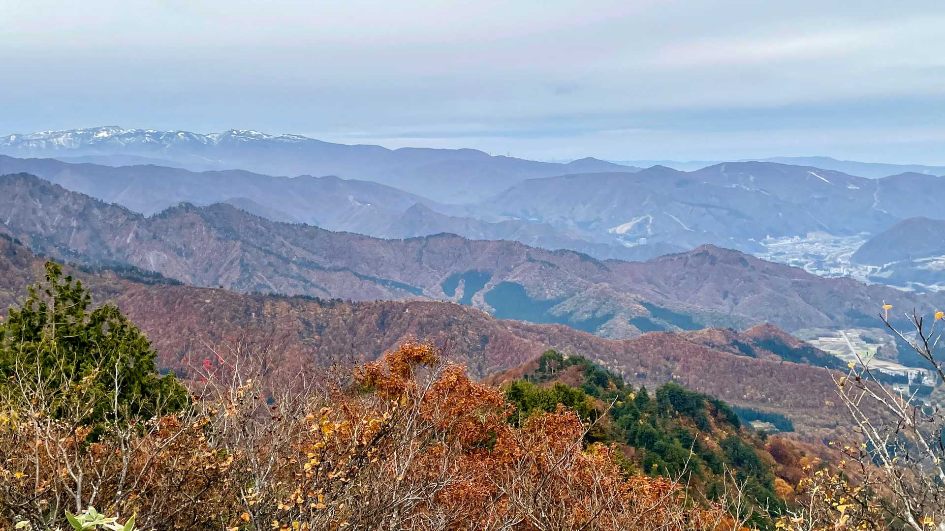 左は苗場山らしい