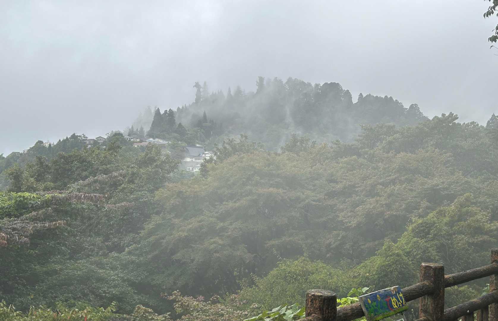 霧の中に佇む宿坊