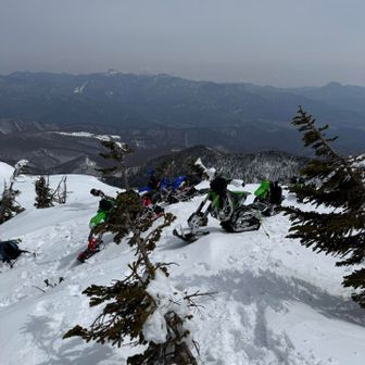 と思ったらスノーバイクの集団が昼食中
帰りに聞いたら、ほたか牧場から上がってきたようです。排気量450cc
中ノ岳あたり
