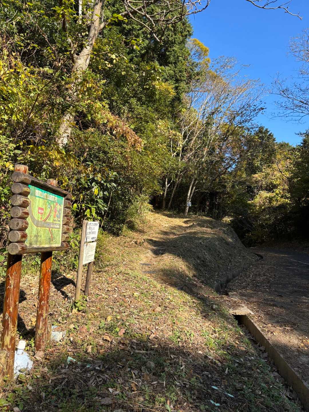 ここからも行けるん？😅
ここの路肩に数台停めれそうです😅